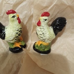 Salt and pepper shaker set